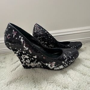 Sequin wedge pumps!